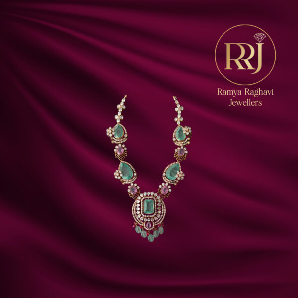 Luxurious Emerald Diamond Gold Necklace